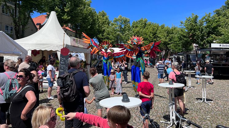 Das Inselfest in Burg ist jedes Jahr aufs Neue ein Publikumsmagnet für große und kleine Besucherinnen und Besucher © Zirkel Events