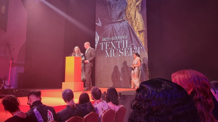 Priset togs emot av Karin Olsson Lindström och Johannes Daun och delades ut av Sveriges Kulturminister Parisa Liljestrand