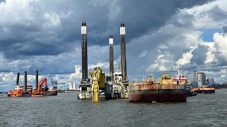 Grävmuddring sker med enskopeverk som med hjälp av långa stödben kan förankra sig i botten och förflytta sig 10 meter i taget. Magnors (mudderverket i förgrunden) största skopa rymmer 40 kubik. Till vänster i bild syns mudderverket Optimus. 