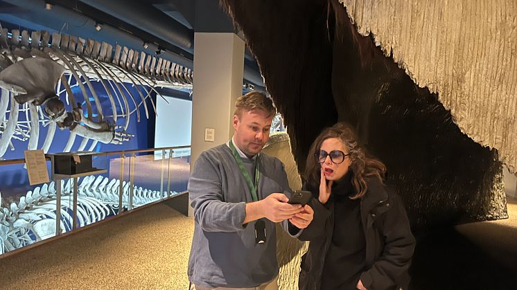 Skribenten och programledaren Hanna Hellquist besökte nyligen museet och visades runt av marinbiolog David Bernvi. Här i Polartrakterna. Foto Jonas Sverin