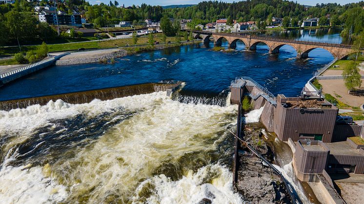 Hønefossen og kraftstasjonen Hønefoss II i vårflommen 2024