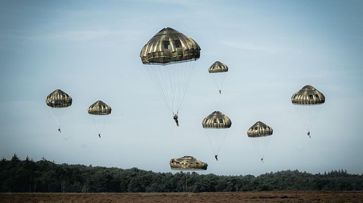 Fallskärmsjägare ur 173rd Airborne Brigade i amerikanska armén genomför en luftlandsättning tillsammans med allierade under övningen Falcon Leap 23. Foto: Sgt. Mariah Y. Gonzalez/U.S. Army