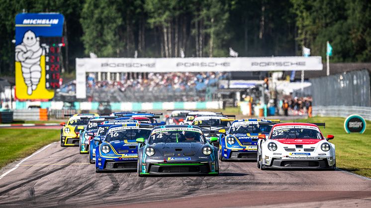 Vid säsongsfinalen av Porsche Carrera Cup Scandinavia jagas Robin Knutssons andraplacering av Marcus Annervi och Daniel Roos, som har 21 respektive 31 poäng att ta in på göteborgaren.