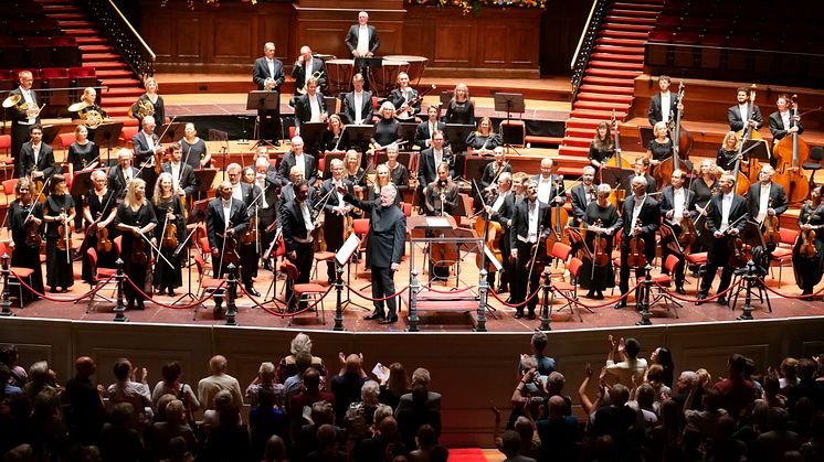 Chefdirigent Karl-Heinz Steffens och Norrköpings Symfoniorkester tar emot publikens ovationer i Concertgebouw.