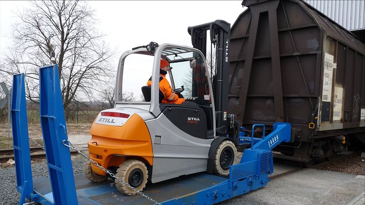 Truck från STILL i arbete vid fabrik Bosch i Nauen