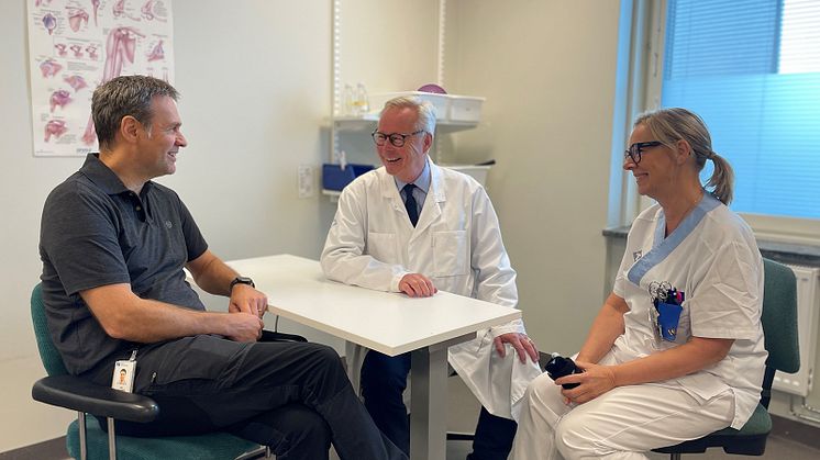 Jan Ottosson, ortopedingenjör och avdelningschef ortopedteknik vid Rörelseorganens centrum, Mikael Wiberg, professor och överläkare, och Christine Lundberg, avdelningschef handrehabilitering, båda Hand- och plastikkirurgisk klinik.