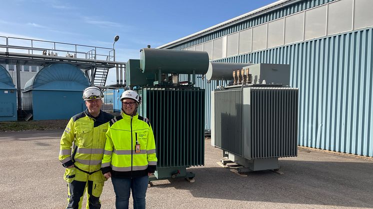 Karlstads Energi stödjer Ukraina genom att donera transformatorer till deras energiinfrastruktur. På bilden syns Kent Linné, underhållsingenjör och Linda Östberg, chef för värme och kyla på Karlstads Energi.