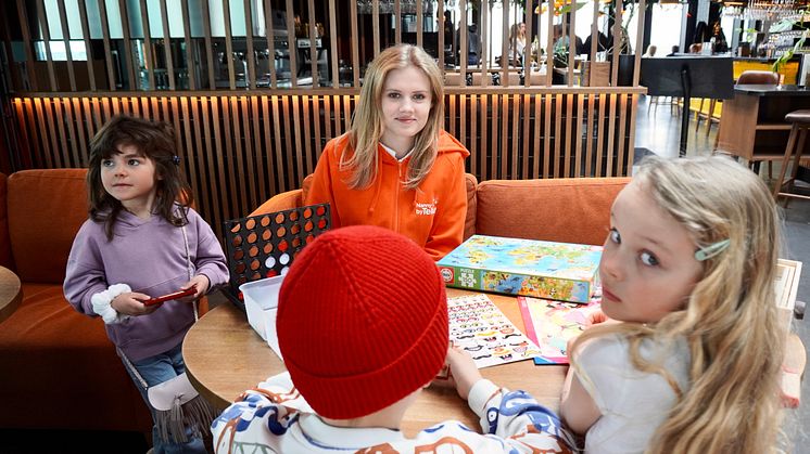 Della Dufour, 21 år, är restaurang-nanny på designkrogen Sjöstaden Skybar i Hammarby Sjöstad. Barnen Eloise, Oliver och Iris spelar spel och pysslar i pysselrummet.