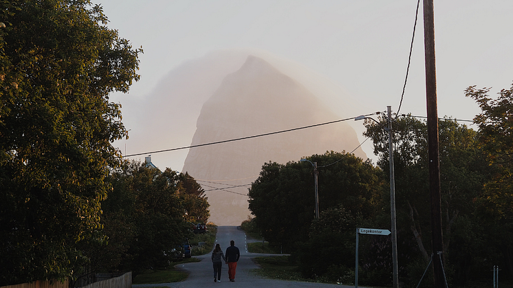 Couple taking a walk in the midnight sun, Husøy, Træna