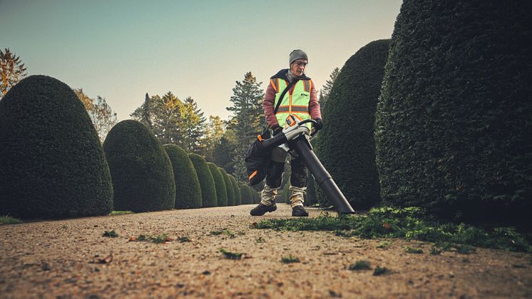 Den batteridrevne STIHL SHA 140 har sterkere sugekraft enn bensinmotpartene.