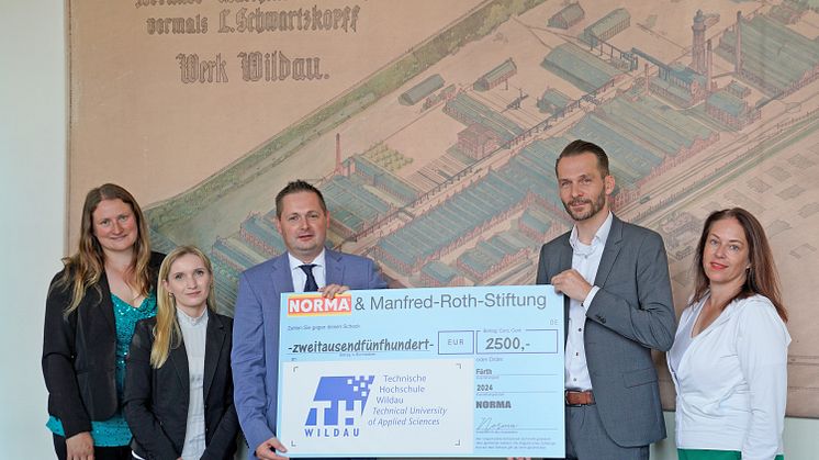 Am 17. Juli übergaben Vertreter/-innen von NORMA und der Manfred-Roth-Stiftung der TH Wildau eine Förderung in Höhe von 2.500 Euro. (Bild: Sebastian Stoye / TH Wildau) 