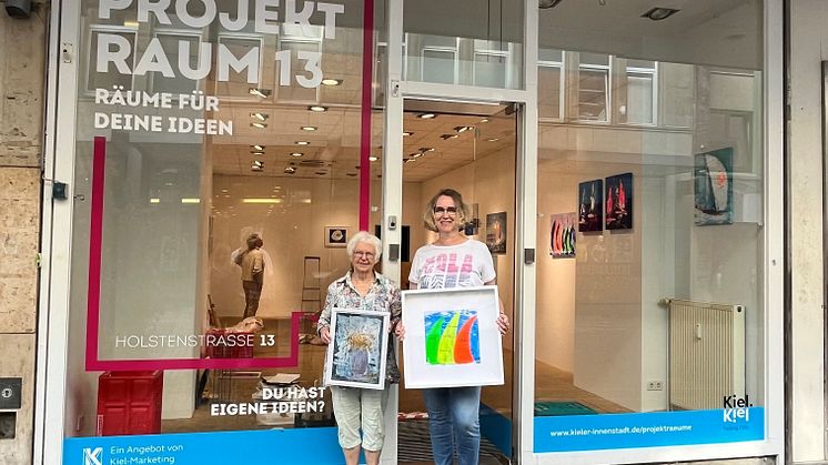 Noch bis Samstag, 31.08.2024 stellen Birgitt Krämer (li.) und Gundula Boehnke-Naujoks ihre Werke im Projektraum 13 aus.