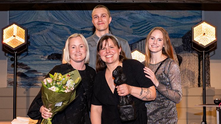 Linda Arvidsson, Felix Havermark, Matilda Ehnberg och Josefine Ahlin är stolta vinnare av Framtidspriset. Foto: Nathalie Malic