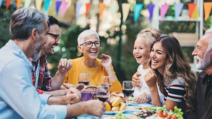 Sommerfeste möglichst infektfrei genießen? Auch in der warmen Jahreszeit z. B. mit algovir Erkältungsspray Erkältungsviren abwehren. (Bild: GettyImages 1301171040)