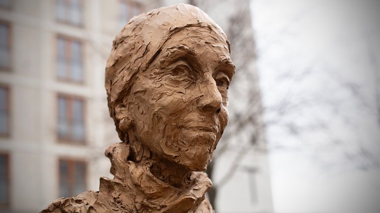 Bronzestatuen af Karen Blixen har fået plads i hjertet af København