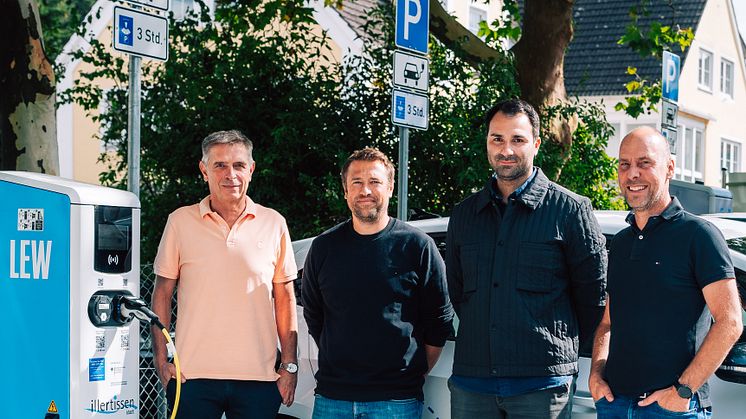 Jürgen Eisen, Erster Bürgermeister der Stadt Illertissen, der Klimaschutzmanager der Stadt Simon Ziegler, Rossen Schechredski, technischer Projektleiter E-Mobility bei LEW, und LEW-Kommunalbetreuer Andreas Bayer (v.l.n.r.) stellen die neuen Ladeangeb