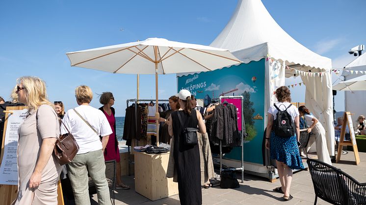 På Almedalen 2023 provades en ambulerande butik i liten skala. Nu ska pop up-butiken på allvar bli en del av Erikshjälpen Second Hand. och den första dyker upp under Järvaveckan.