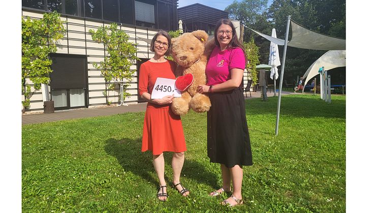 Dr. Annegret Werner und Ulrike Herkner präsentieren stolz die beeindruckende Spendensumme