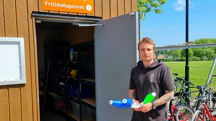 Ungdomscoach Anton Tannerstad utanför Fritidsmagasinet, ett pilotprojekt som drivs av Askersunds kommun. Här kommer kommuninvånarna kunna låna utrustning gratis för olika typer av utomhusaktiviteter.