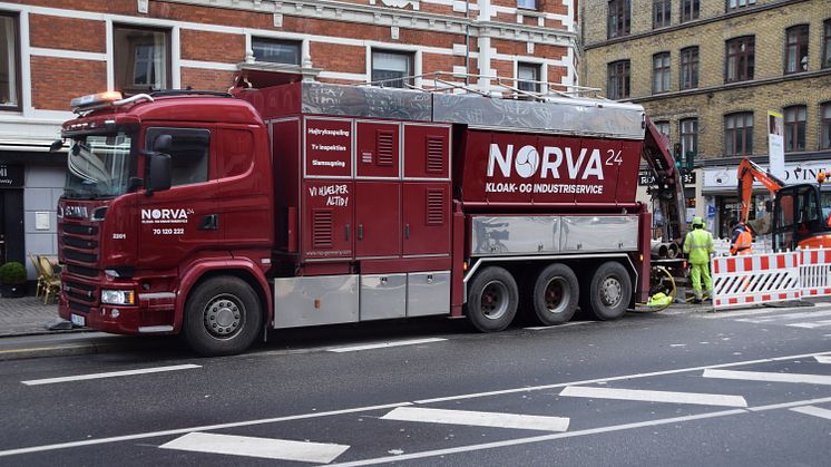 Norva24 har som nogle af de få i Danmark valgt at investere i gravesugere. Satsningen betyder, at to medarbejderne nu på ganske få timer uhørt præcist kan udføre ti mands arbejde. Foto: Norva24 Danmark