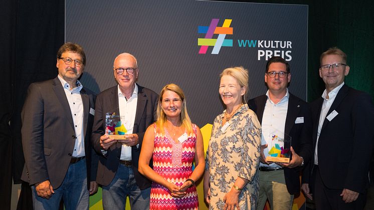 Die Jury-Mitglieder Bertram Schulte (l.) und Jürgen Noch (r.) übergeben den Preis an Dr. Jürgen Höcker (Just e.V.), Katrin Rohde ( Schaumburger Bühnen), Johanna Harmening (Kulturverein Bückeburg) und Bürgermeister Axel Wohlgemuth (Stadt Bückeburg)