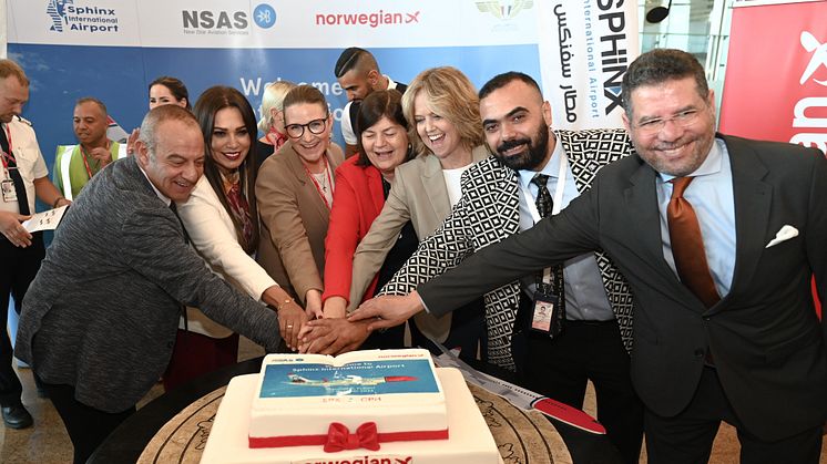 Danmarks ambassadør i Egypten tog imod første fly fra Norden til Sphinx Lufthavn i Kairo