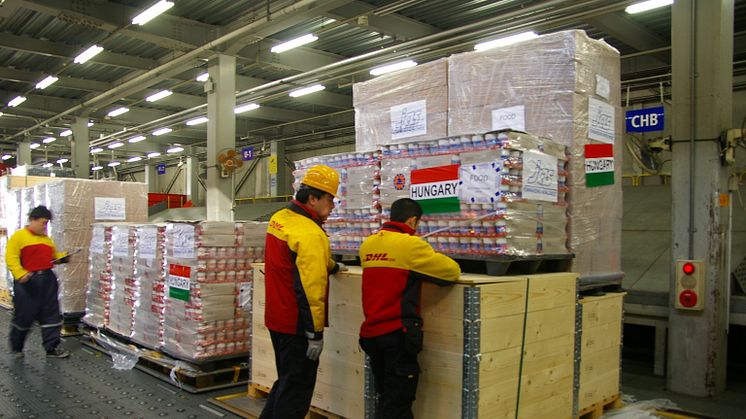 DHL hjælper den japanske regering – og leverer nødhjælpsforsyninger i Japan. 