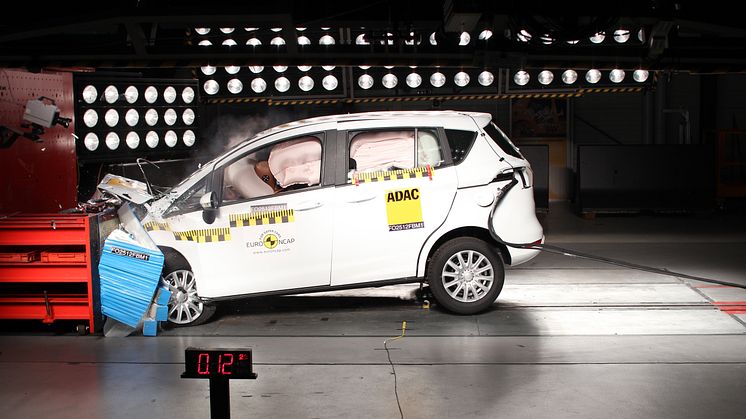 FORD B-MAX UDEN MIDTERSTOLPE SCORER FEM STJERNER I EURO NCAP CRASH-TEST