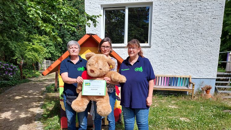 Christiane Hentschel (3.v.l.) und Kerstin Brosig, Vorstandsmitglieder DCC LV Sachsen e.V., übergeben Anke Voigt, Bärenherz, die gesammelte Spendensumme