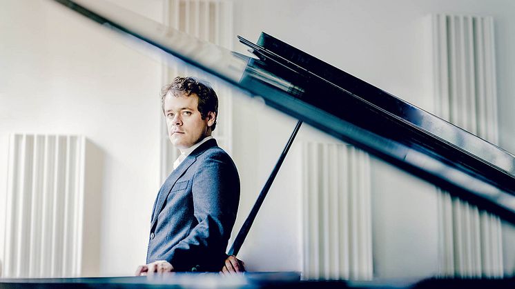 Den brittiska pianisten Benjamin Grosvenor är solist i Griegs pianokonsert i a-moll.  