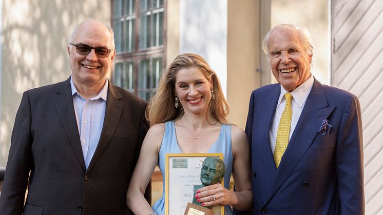 Gunnar Lundberg, ordförande för Stiftelsen Kungliga Teaterns Solister, Malin Byström, årets Jussi Björling-stipendiat, och Anders Wall. (Foto: Annika Berglund)