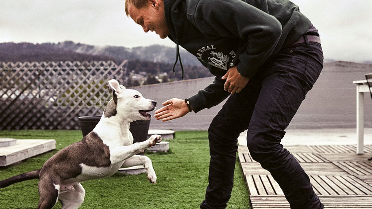 Tim Bergling med hunden Liam