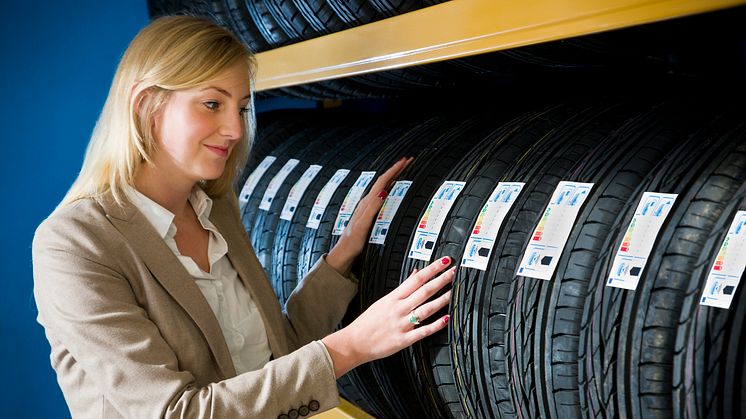 Ny EU-dækmærkning skal lette købet af bildæk. Goodyear Dunlop er klar til at certificere bildæk efter EU's specifikationer.