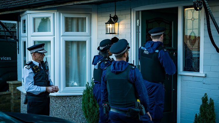 Commissioner Sir Mark Rowley at an early morning arrest in Sutton 003.jpg