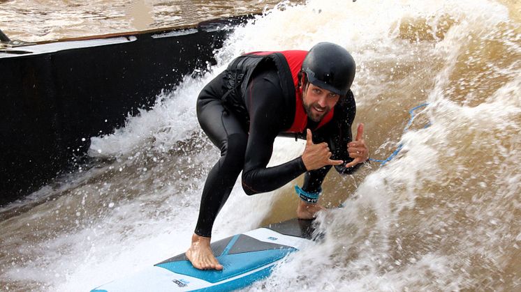 Surfen im Kanupark Markkleeberg - Foto: Fotodienst