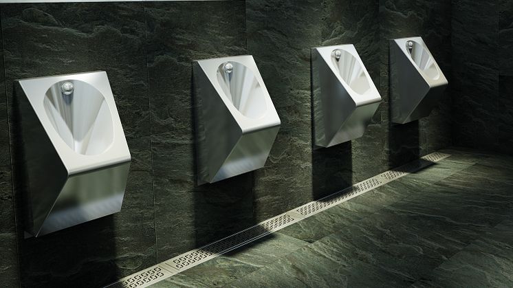 Offentlig toalett med urinaler i rostfritt stål