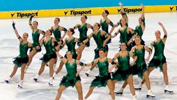 Team Surprise femma efter första dagen i VM i teamåkning