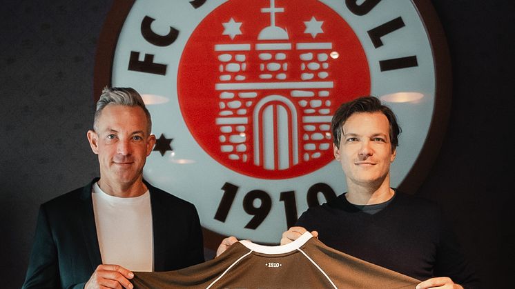 congstar Geschäftsführer Axel Orbach (links) und Wilken Engelbracht, kaufmännischer Geschäftsleiter beim FC St. Pauli (rechts), unterzeichneten die bis 2028 laufende Sponsoring-Vereinbarung im Vorfeld des Heimspiels gegen den FC Hansa Rostock