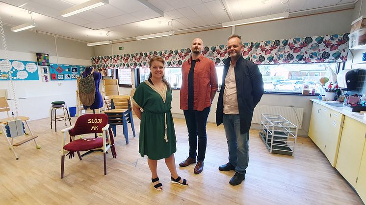 Rektor Ann-Sofie Lundin, biträdande rektor Oscar Hasslekvist och fastighetschefen Andreas Ernestam i Häggetorpskolans textilslöjdssal som ska saneras under våren och sommaren. Foto: Christina Froh