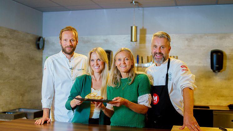 Juryen viser stolt frem årets beste restematoppskrift. F.v.: Kokk Kjartan Kjelde, prosjektleder i Too Good To Go Yngvild Haugen Skaaraas, matredder-influenser Mette Havre og Roar Sjåvåg fra MENY-lauget. 