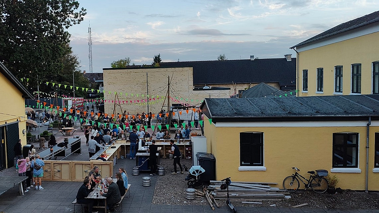 Gården bag KulturStationen i Skørping - her fra byfesten 2023. Foto: Finn Nygaard