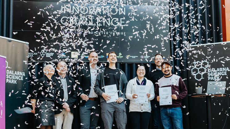 Dhiraj Gyawali, Matus Miglierini och Denise Tang tar emot priset i Dalarna 24h Innovation Challenge. Foto: Dala Energi