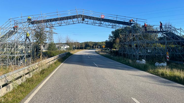 An der provisorischen Kabelbrücke werden die Verbindungsstücke gelöst. Copyright: Omexom Hochspannung GmbH