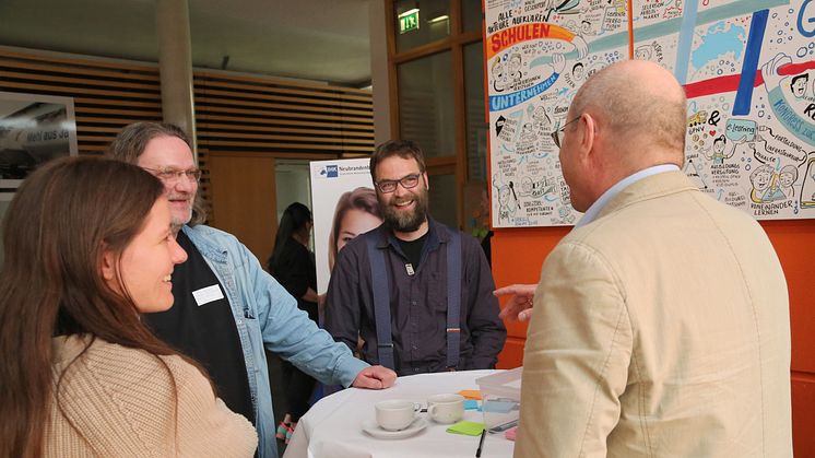 Teilnehmende der Transformationsreise Wirtschaft im Gespräch.