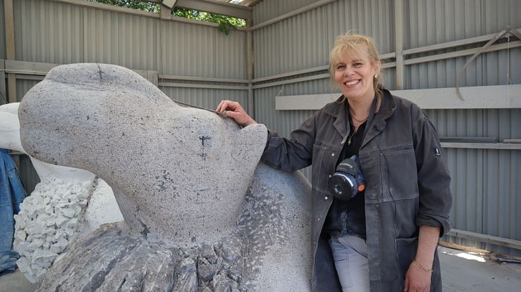 Kunstner Christine Aspeland ønsker at nærmiljøet skal få glede av skulpturen "Hvilende kamel", som skal settes opp på Thorbjørn Egners plass på Kampen. Foto: Marit Gjermundrød/Oslo kommunes kunstsamling/Kulturetaten/Oslo kommune