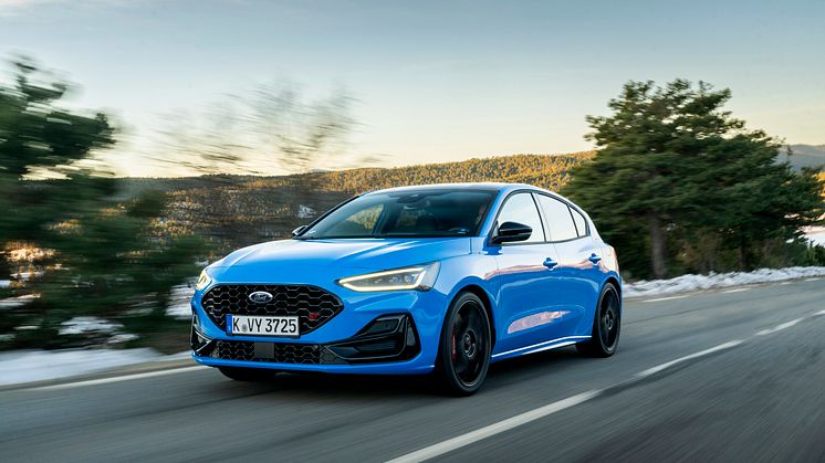 Rajtra kész a Focus ST Azura Edition: Megérkezett a Ford egyik legsikeresebb sportautója