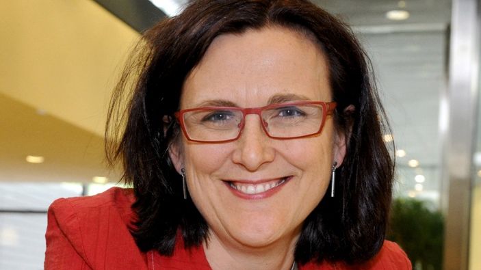 EU-kommissionär Cecilia Malmström svarar på frågor i Nordstan 