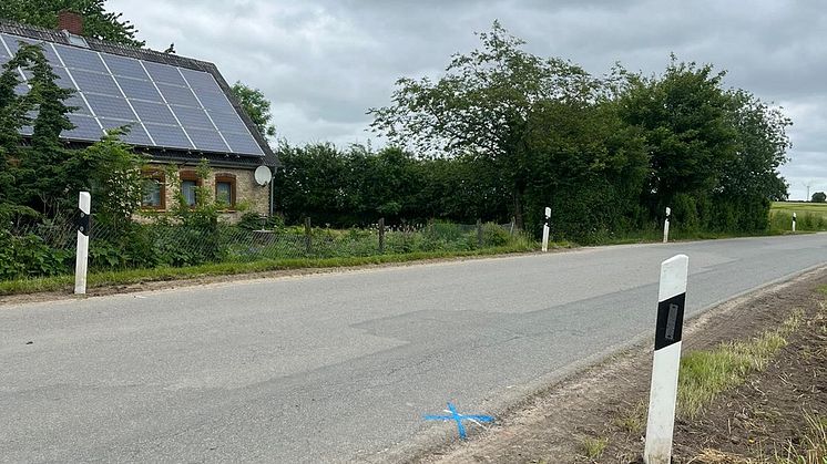 Straßenmarkierung zwischen Struxdorf und Alttolkschuby