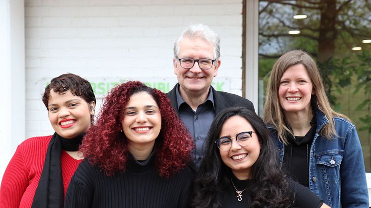 ﻿Leandra Alencar Soares Lima de Passo, Juliana de Sousa Lima und Tayssa Nobre Lobo﻿ mit Ste﻿﻿phan Sandkötter und Dr.in Karolin Bubke.﻿﻿﻿