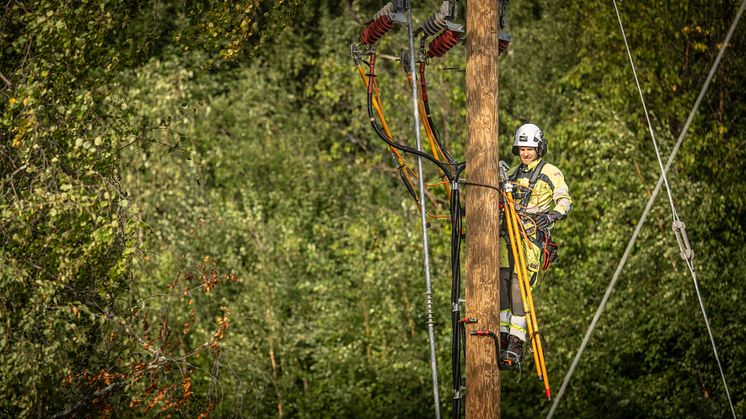 Petter Stenman är först i Sverige att valideras som distributionselektriker. Här är han på Luleå Energis egna övningsbana.